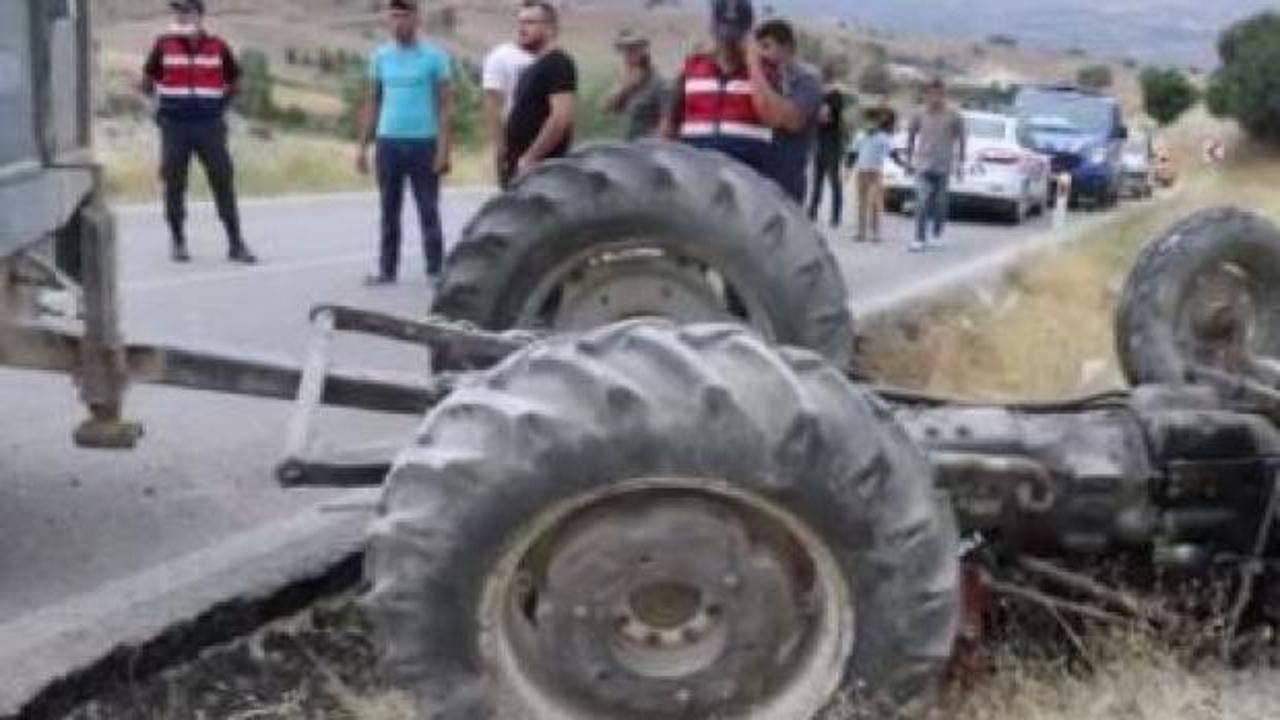 Traktör şarampole devrildi: 1'i çocuk 4 yaralı