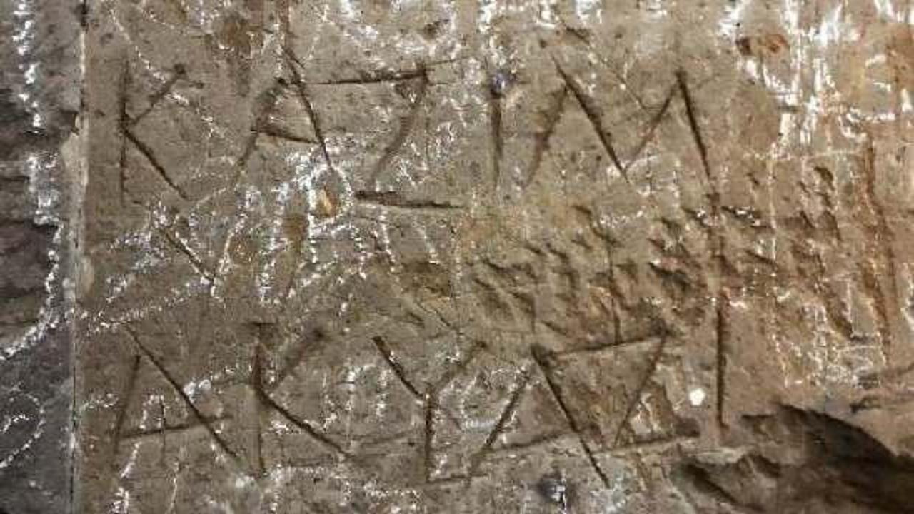 Ani'de tarihi yapıtların duvarları aşk ilan alanı oldu