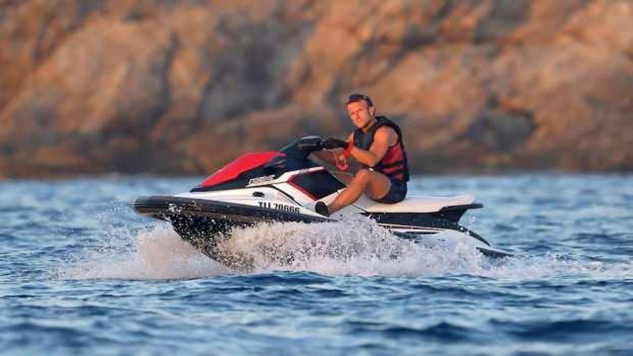 İngilizlerden Macron'a eleştiri: Jet skisi &uuml;zerinden d&uuml;nya sorunlarını &ccedil;&ouml;zmeye &ccedil;alışıyor