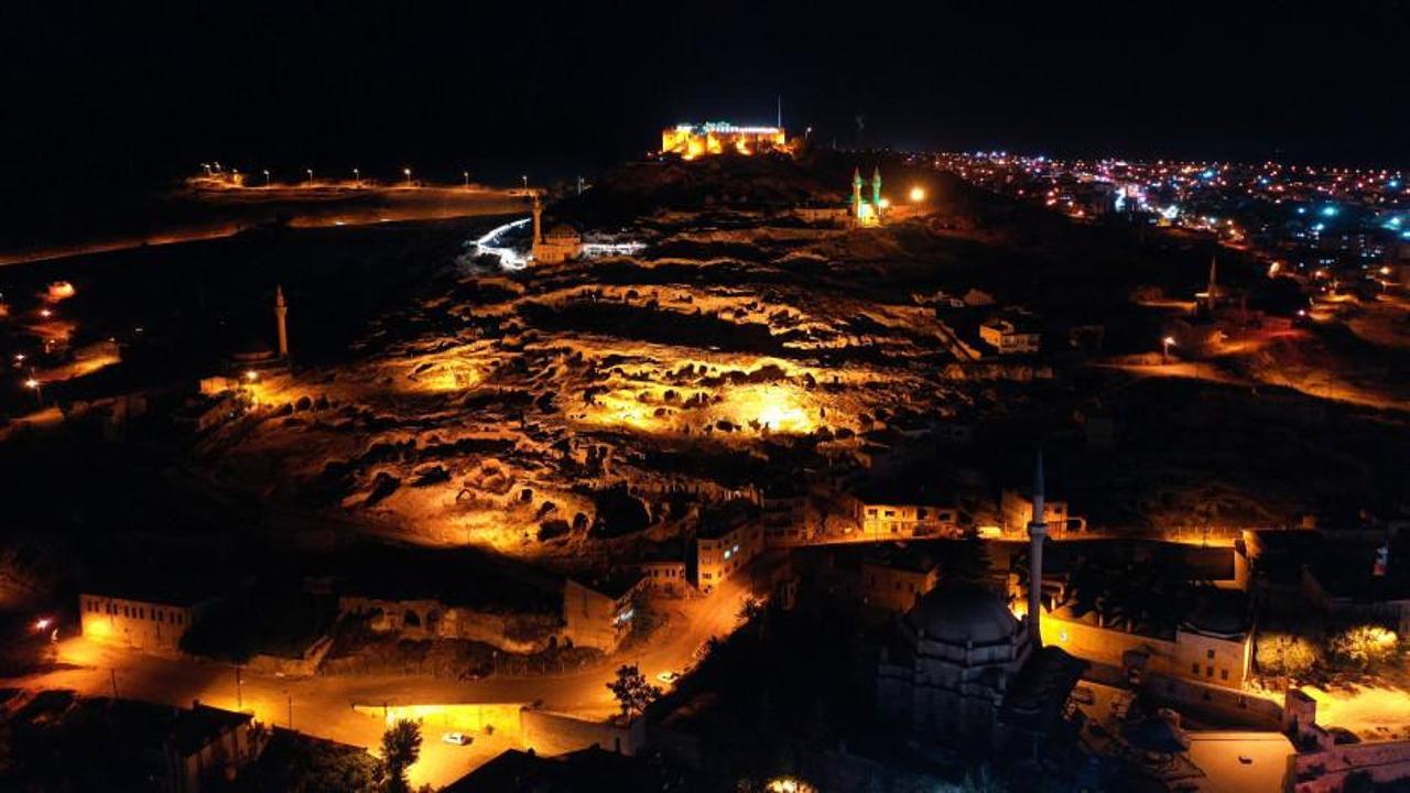 Kayadan oyma tarihi Kayaşehir gece gündüz ziyaretçi ağırlıyor
