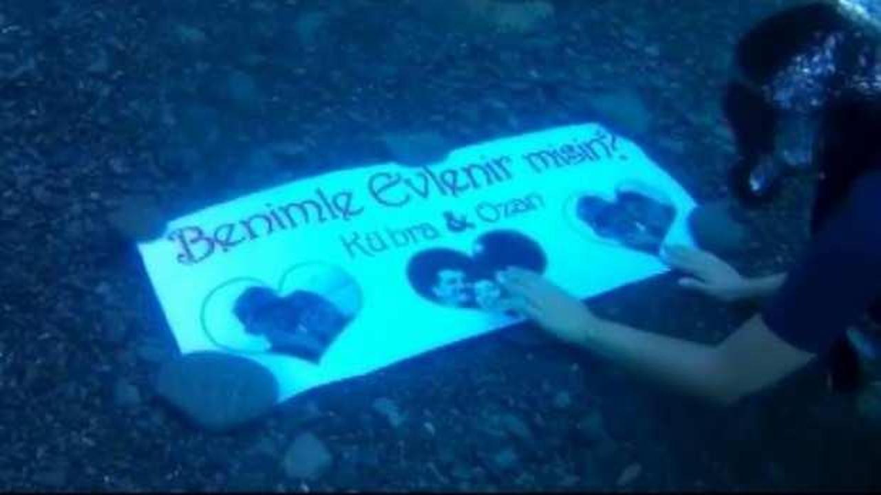 Su altında s&uuml;rpriz evlilik teklifi!