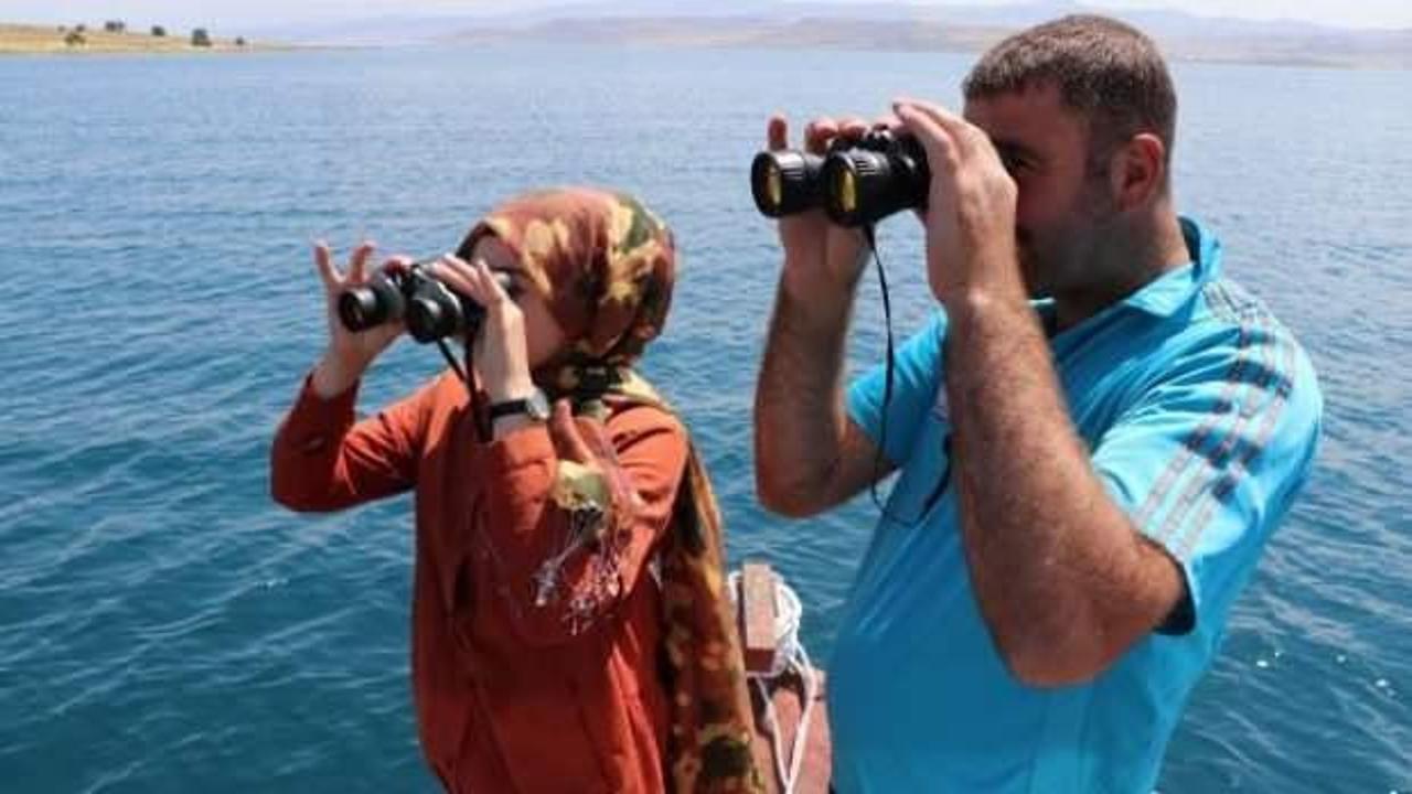 Van G&ouml;l&uuml;'nde d&uuml;rb&uuml;nle 'canavar' aradılar