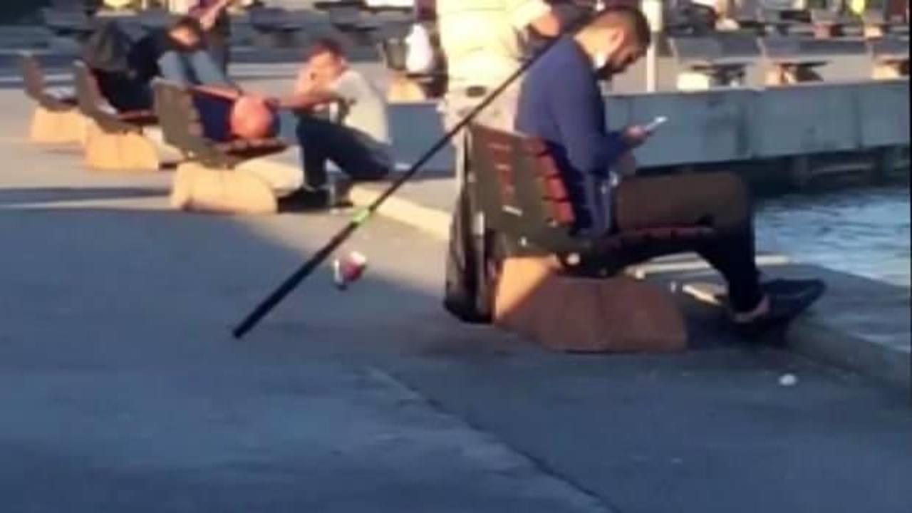 Bankta uyuyan adamın c&uuml;zdanını &ccedil;almaya &ccedil;alıştı