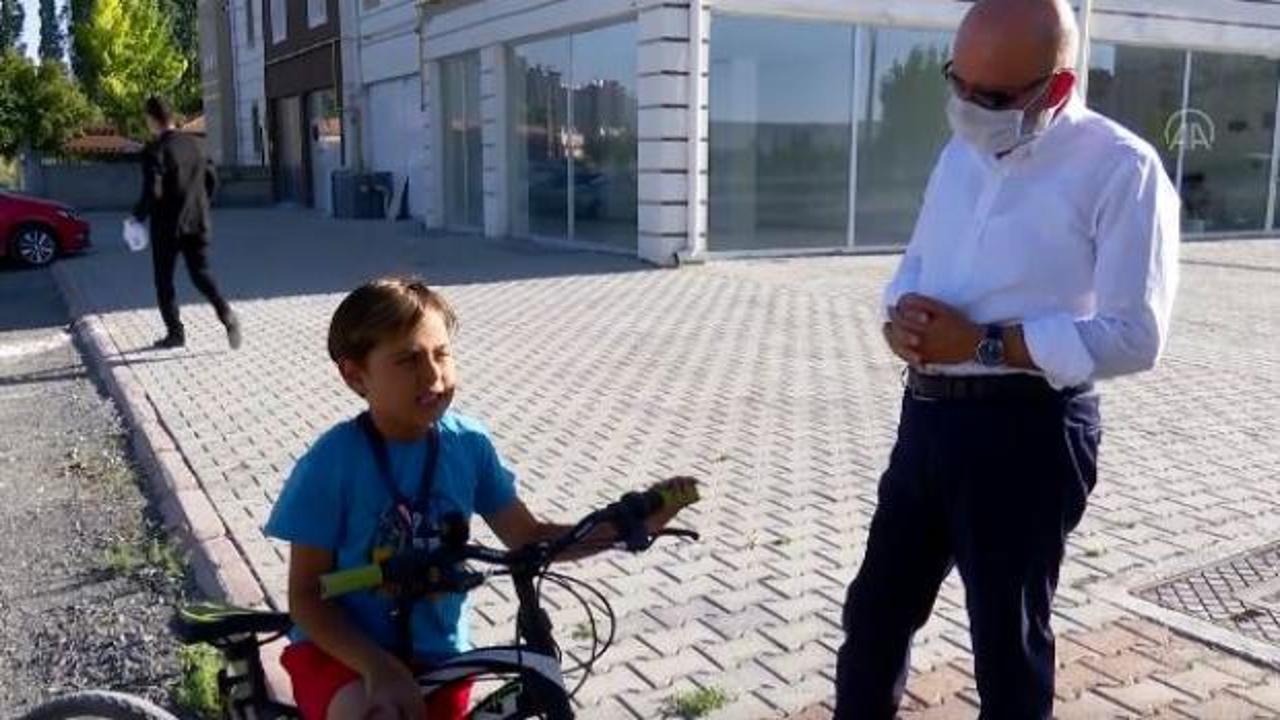 Bisiklet sürmek için asfalt yol isteyen çocuğun talebi yerine getirildi