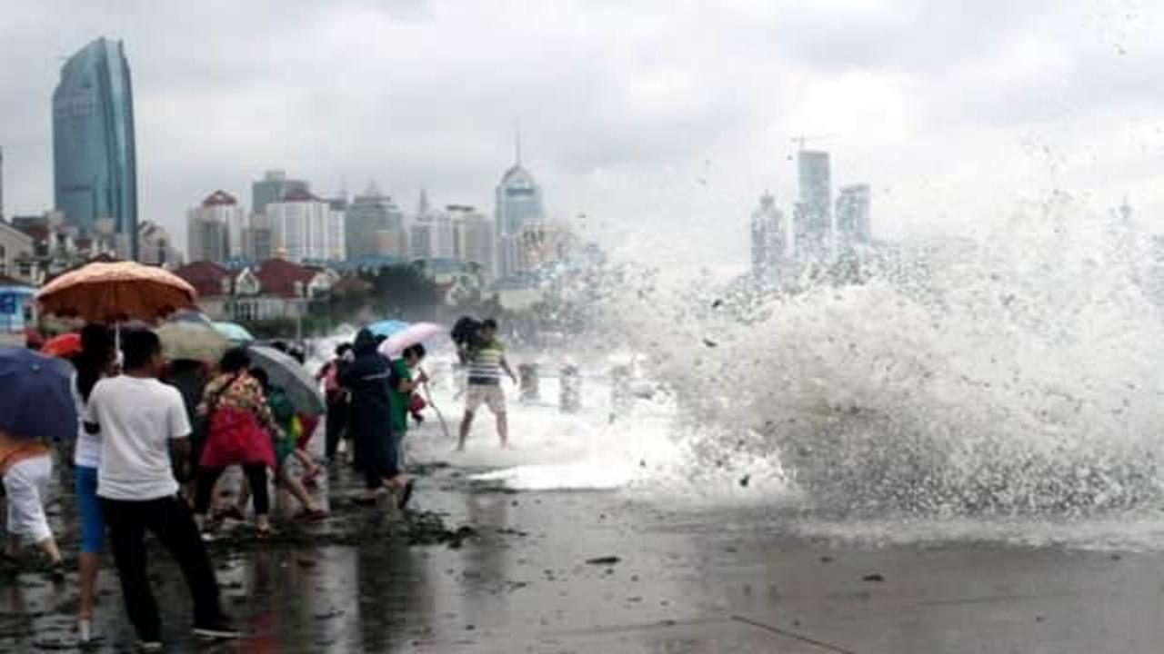 Çin'de karaya ulaşan tayfun, tropikal fırtınaya dönüştü