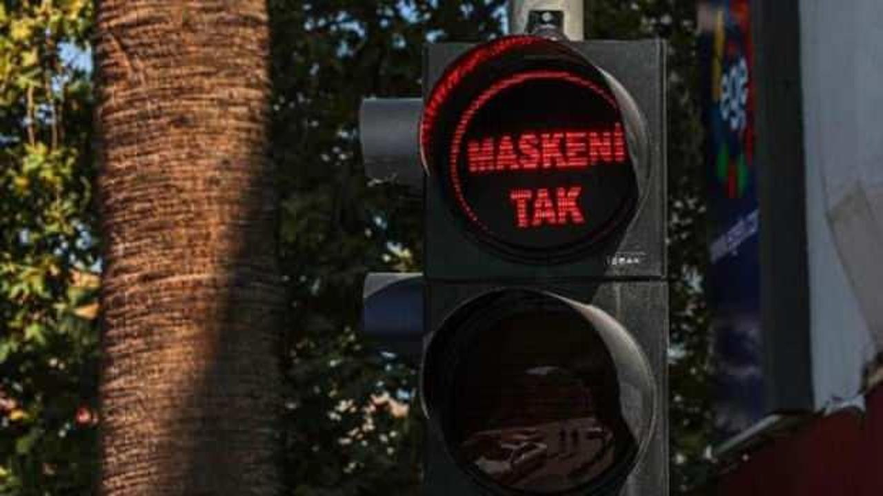 Denizli'de trafik ışıklarında 'maske' uyarısı