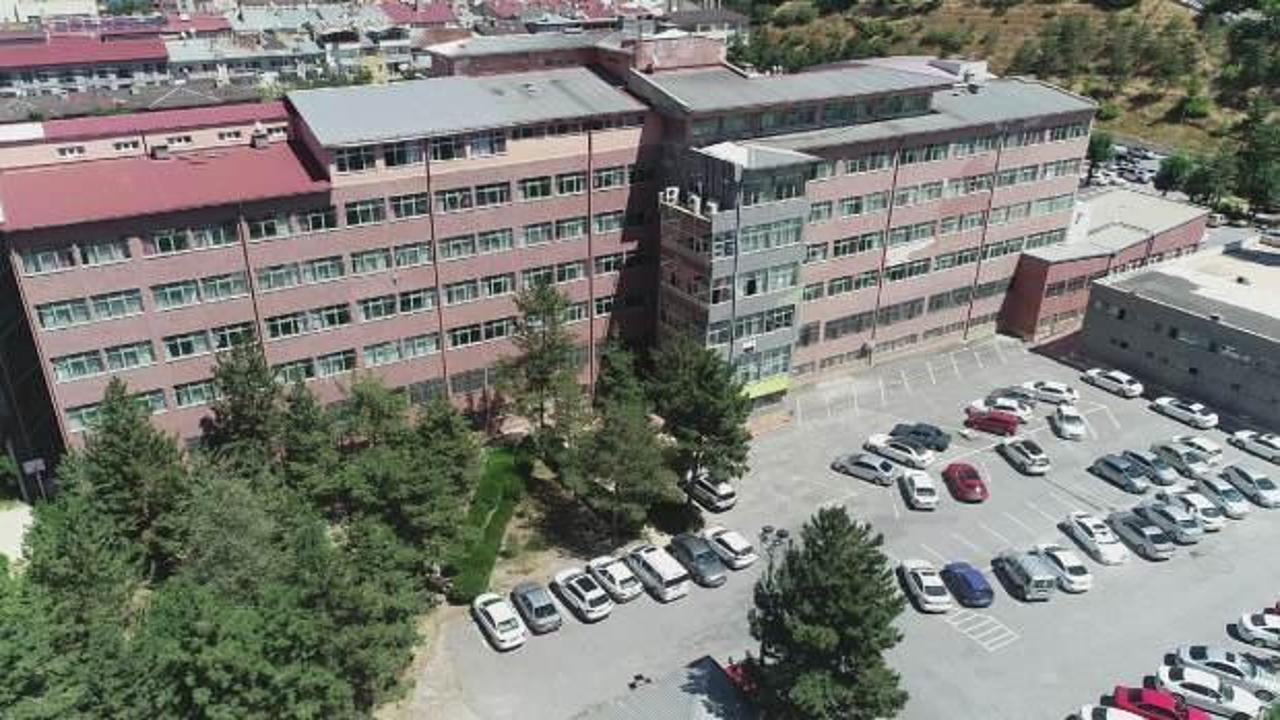 Hastane bah&ccedil;esindeki t&uuml;rbe dikkat &ccedil;ekiyor