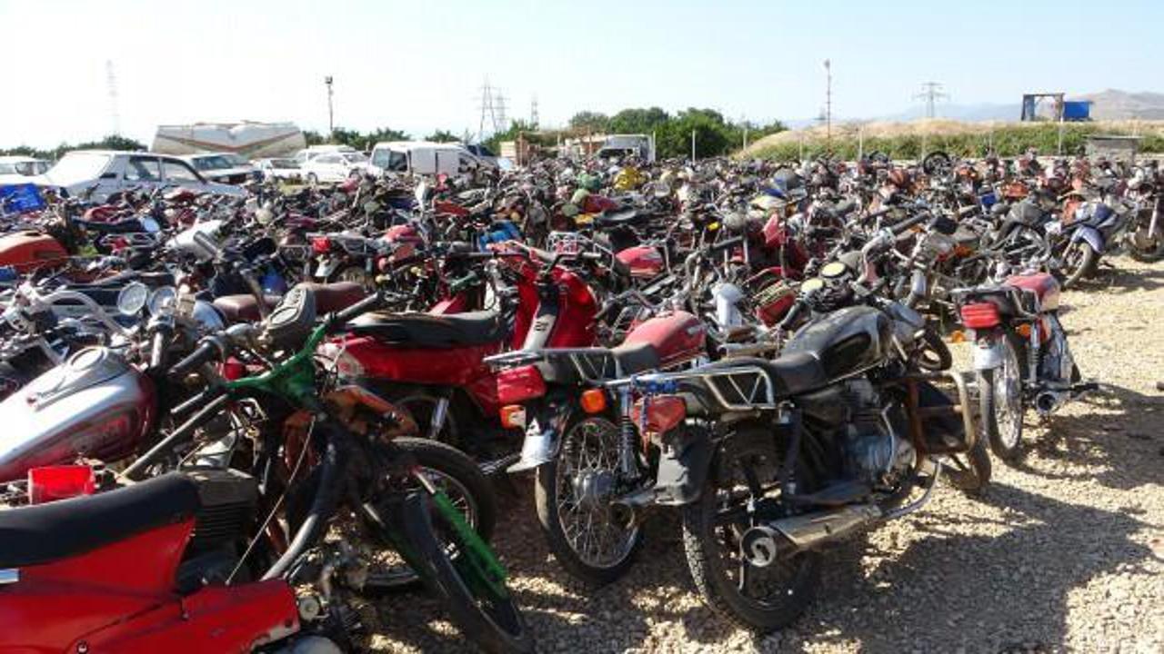 Yüzlerce motosiklet ve araba otoparkta çürüyor!
