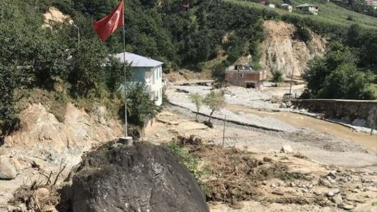 Türk bayrağı dikili kaya selde yerinden oynamadı