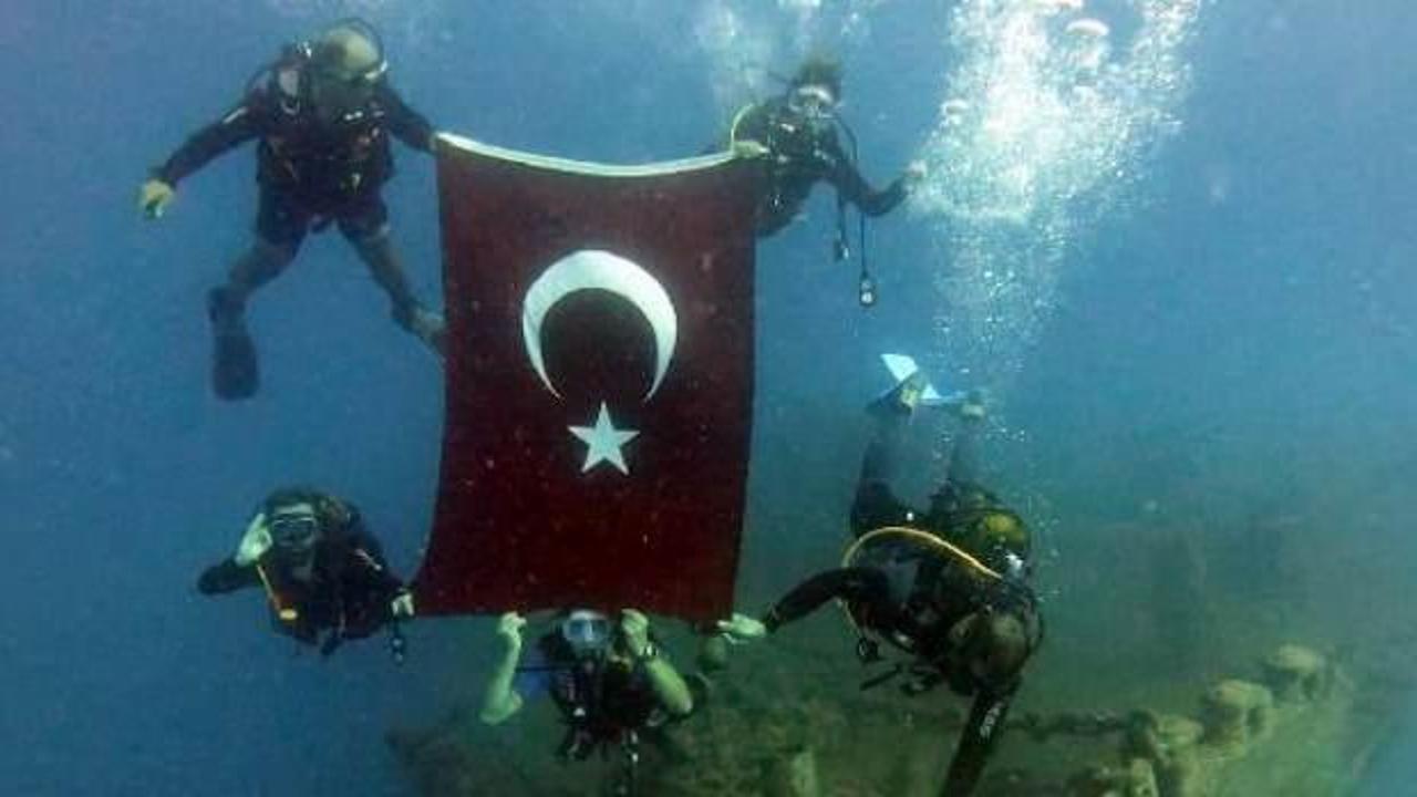 Antalyalı dalgıçlar su altında dev bayrak açtı