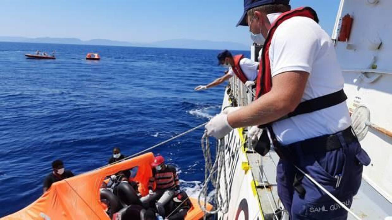 Yunan'ın Türk karasularına ittiği 75 kaçak göçmen kurtarıldı
