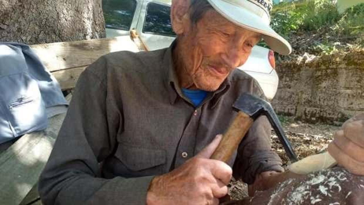 Çocukluğunda öğrendiği yöntemle 86 yaşında, ağaçtan kaşık yapıyor