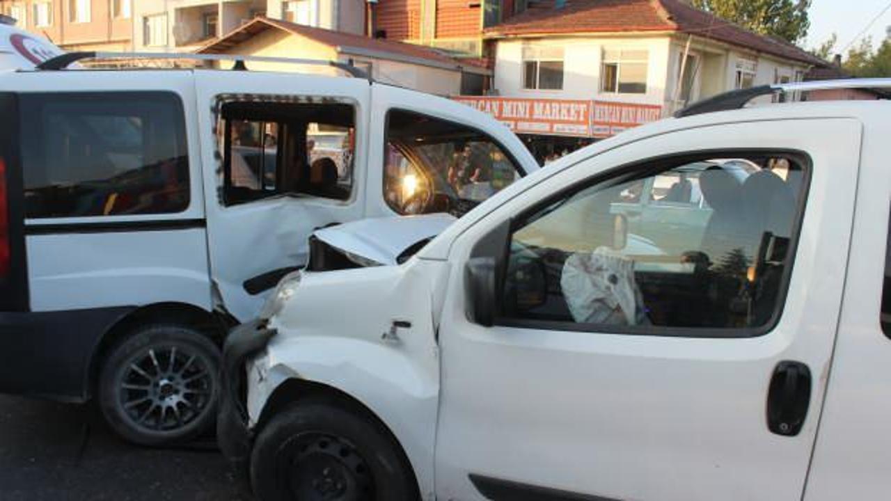 İki ticari araç kavşakta çarpıştı: 7 yaralı