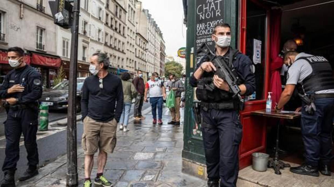 Paris'te korkutan devriye: Otomatik silahla nöbet