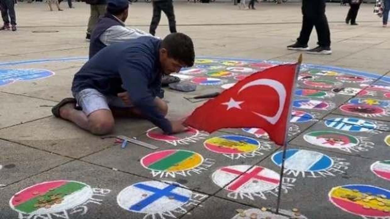 Ülke bayraklarını yere çizen sanatçı Türk bayrağını asmayı tercih etti
