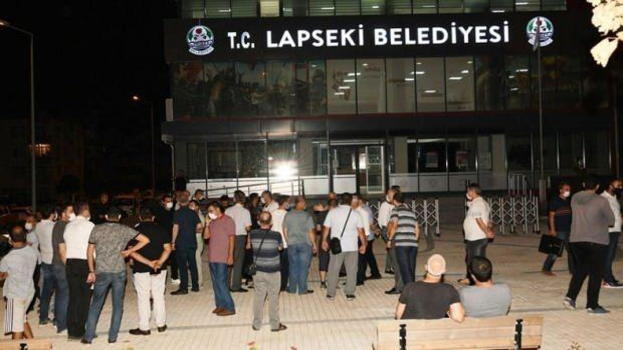 Belediye binasını kurşunladı, başkanı aradı