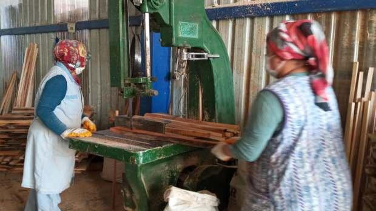 Kereste fabrikasında &ccedil;alışan kadınlar erkeklere taş &ccedil;ıkartıyor