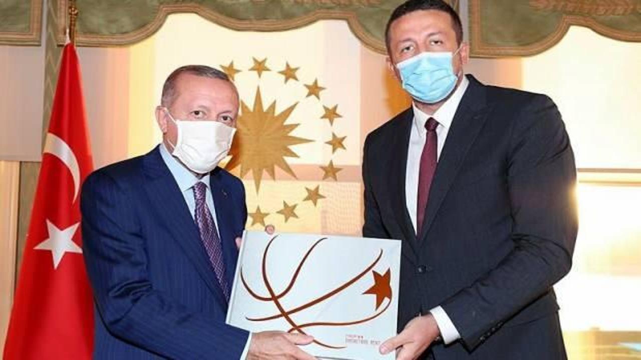 TBF Başkanı Türkoğlu'ndan Başkan Erdoğan'a kitap takdimi