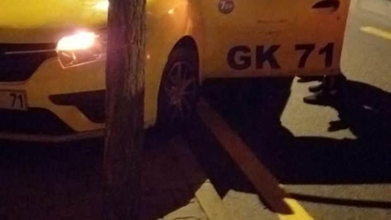 Direksiyon hakimiyetini kaybeden taksi sürücüsü duvara çarparak durabildi : 1 yaralı