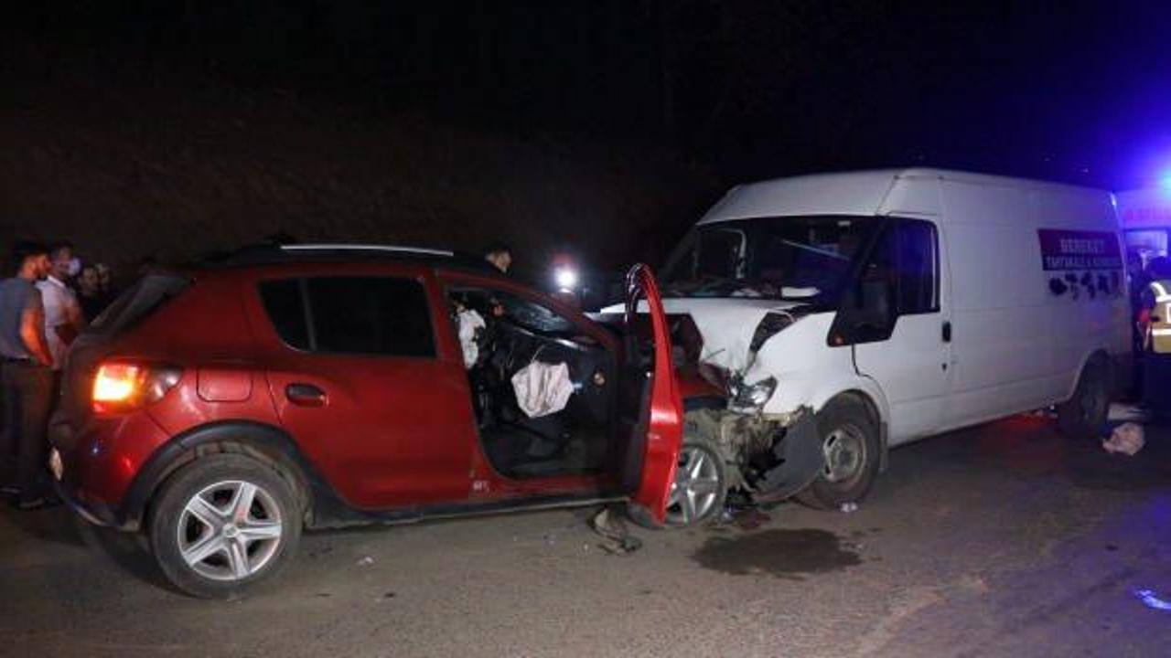 Düzce'de sürücüsü kalp krizi geçiren otomobil minibüsle çarpıştı: 1 ölü