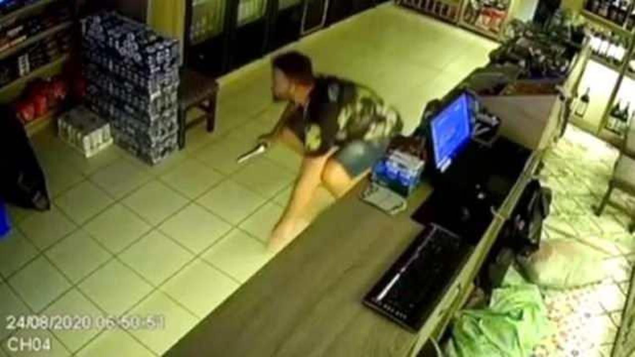İş yeri sahibi, silahını çekip hırsızlık amacıyla dükkana giren 2 kişiyi yakaladı