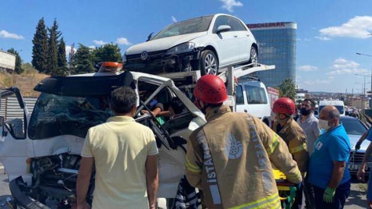 Pendik'te zincirleme kaza: Sıkışan kamyonet sürücüsünü itfaiye kurtardı