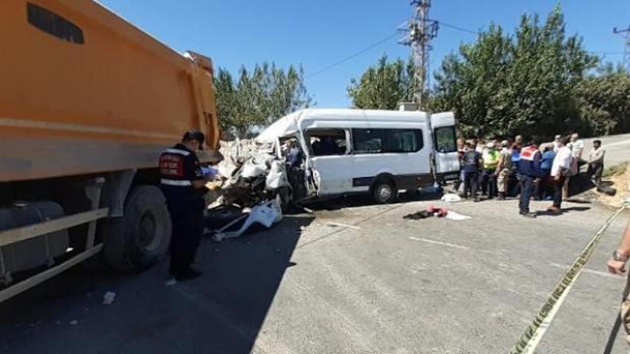 Yolcu minibüsü, önündeki hafriyat kamyonuna çarptı: 1 ölü, 19 yaralı