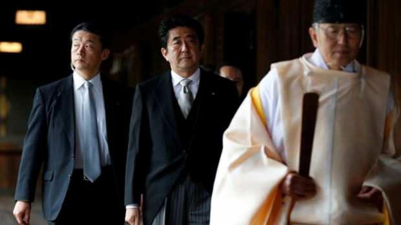 Görevinden istifa eden Abe'den tartışmalı tapınağa sürpriz ziyaret