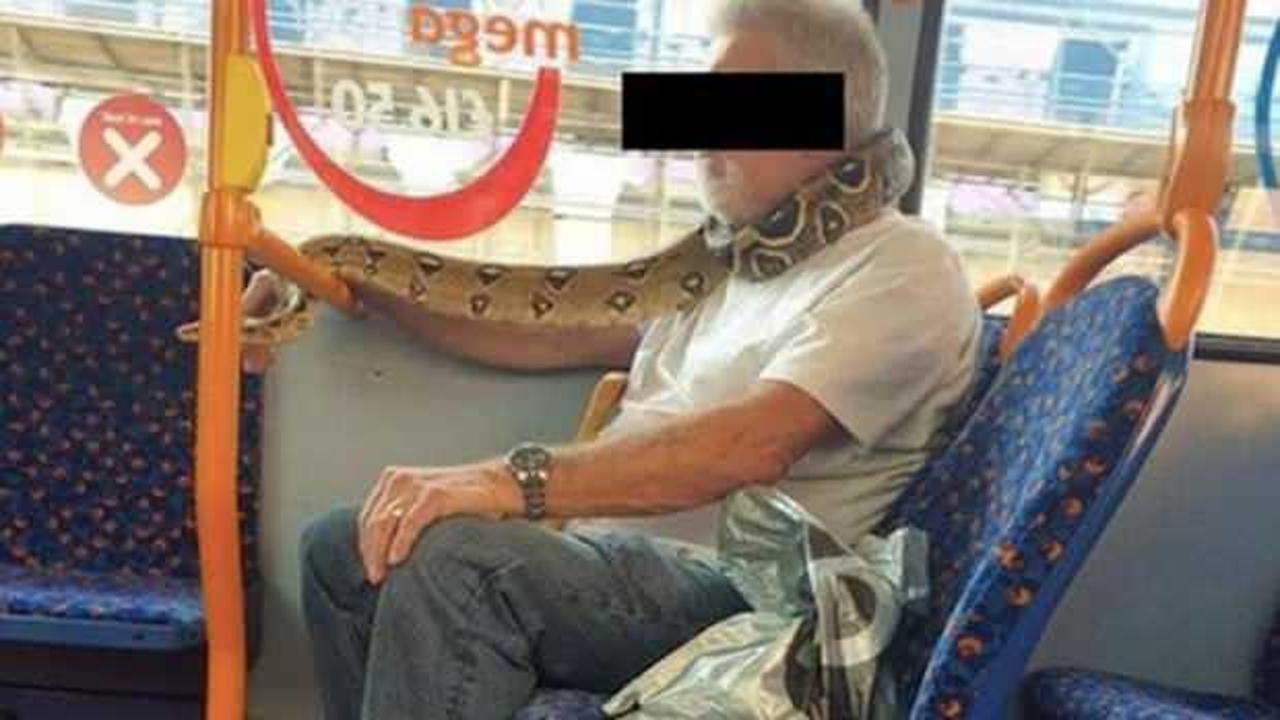 Yılanı boynuna sarıp otobüse bindi!
