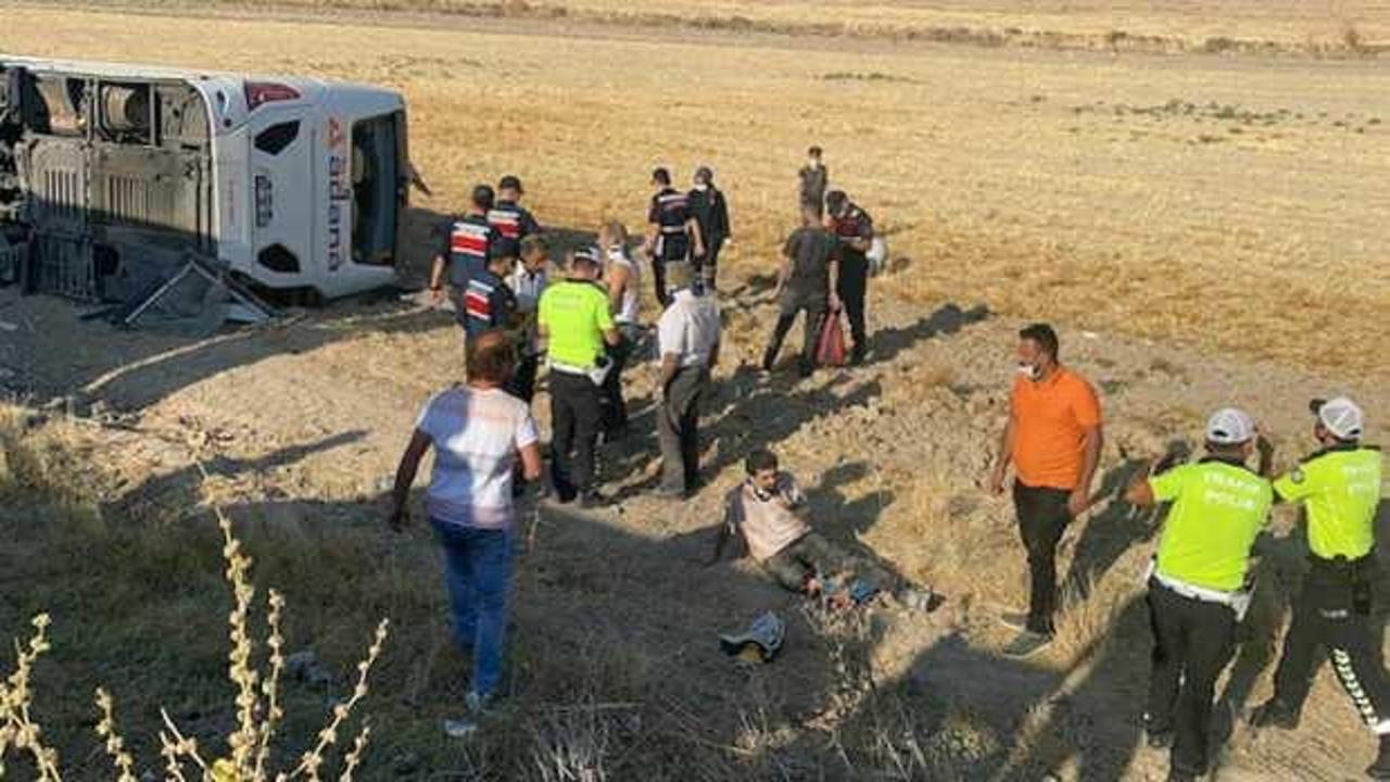 Aksaray'da yolcu otobüsü devrildi: 30 yaralı