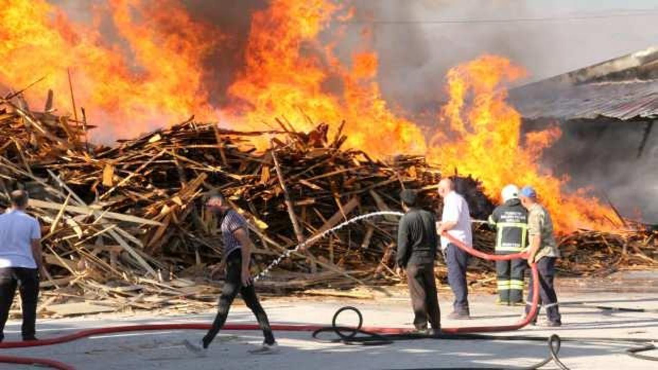 Erzincan&rsquo;da kereste fabrikasında b&uuml;y&uuml;k yangın