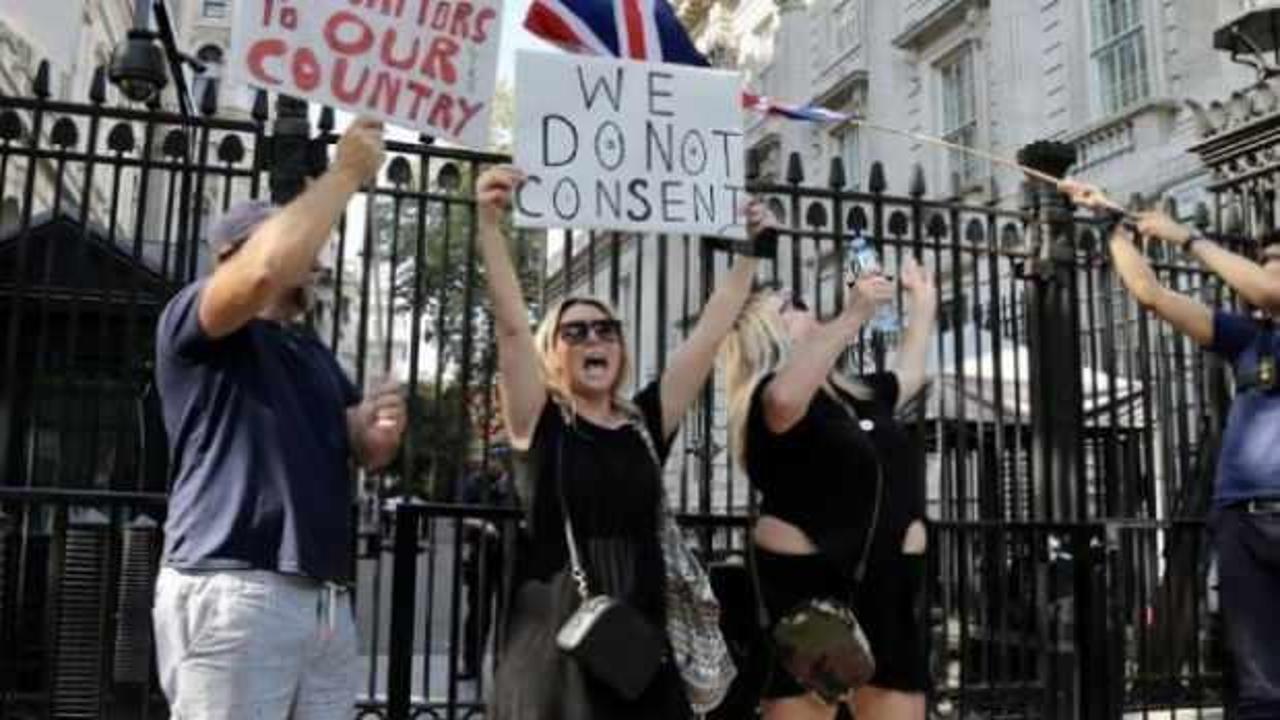 İngiltere'de 6'dan fazla kişinin bir araya gelmesinin yasaklanması protesto edildi