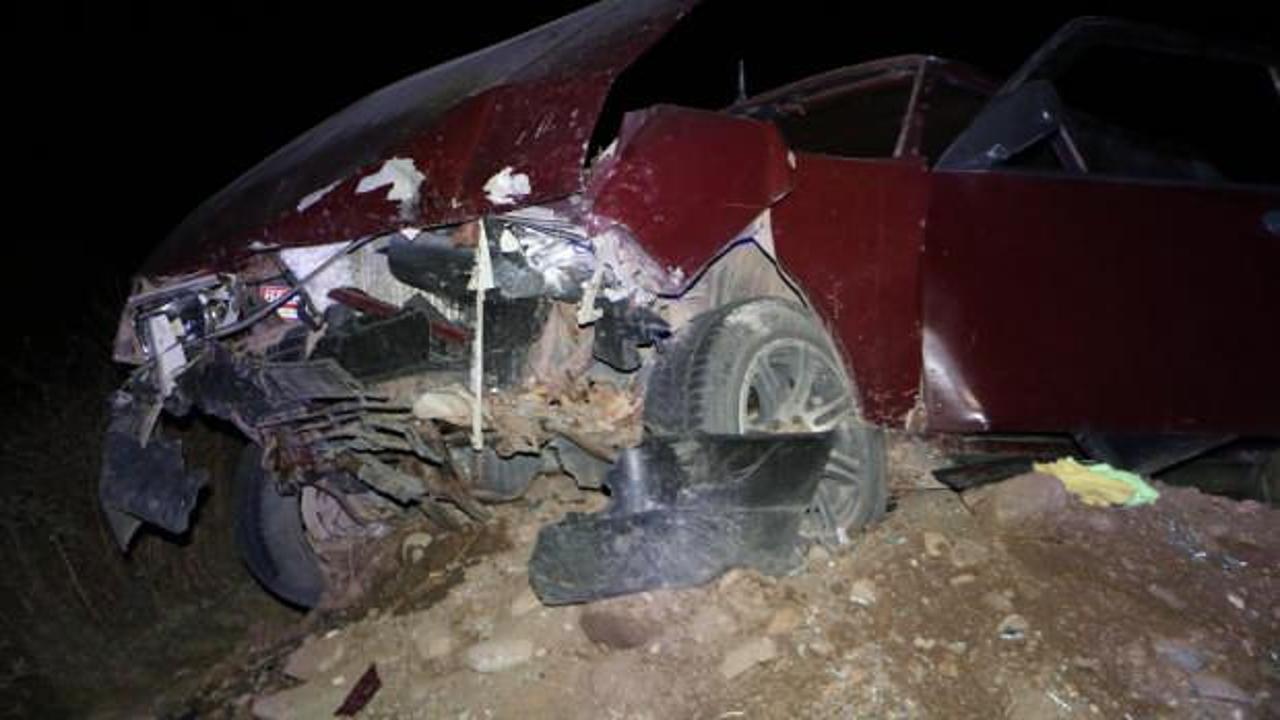 İzmir'de otomobil toprak yığınına çarptı: 1 ölü, 4 yaralı