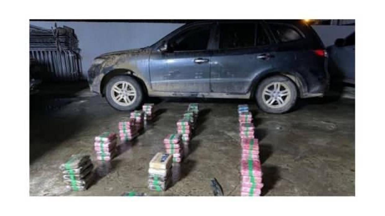 Panama'da valinin arabasında 79 paket uyuşturucu çıktı