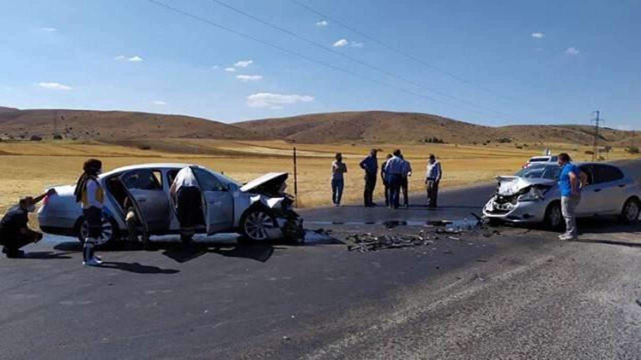 Sivas'ta otomobiller çarpıştı: 4 yaralı!