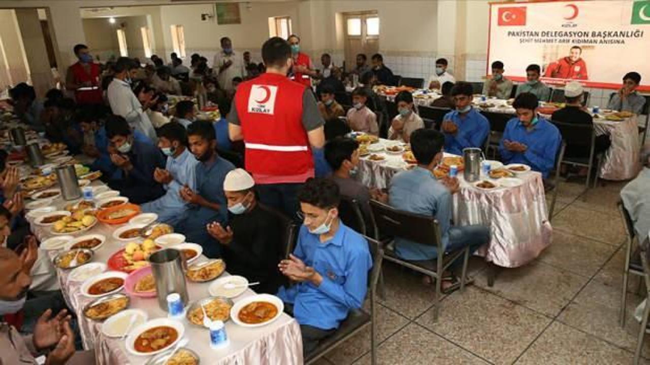 Suriye'de şehit olan Kızılay personeli için Pakistan'da yetimlere yemek dağıtılacak