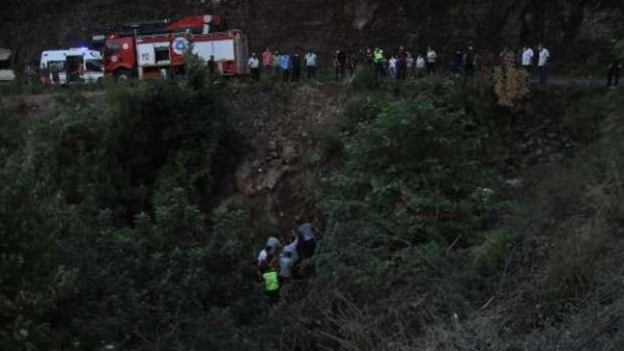 50 metrelik uçuruma yuvarlanan kamyonetteki 6 kişi yaralandı