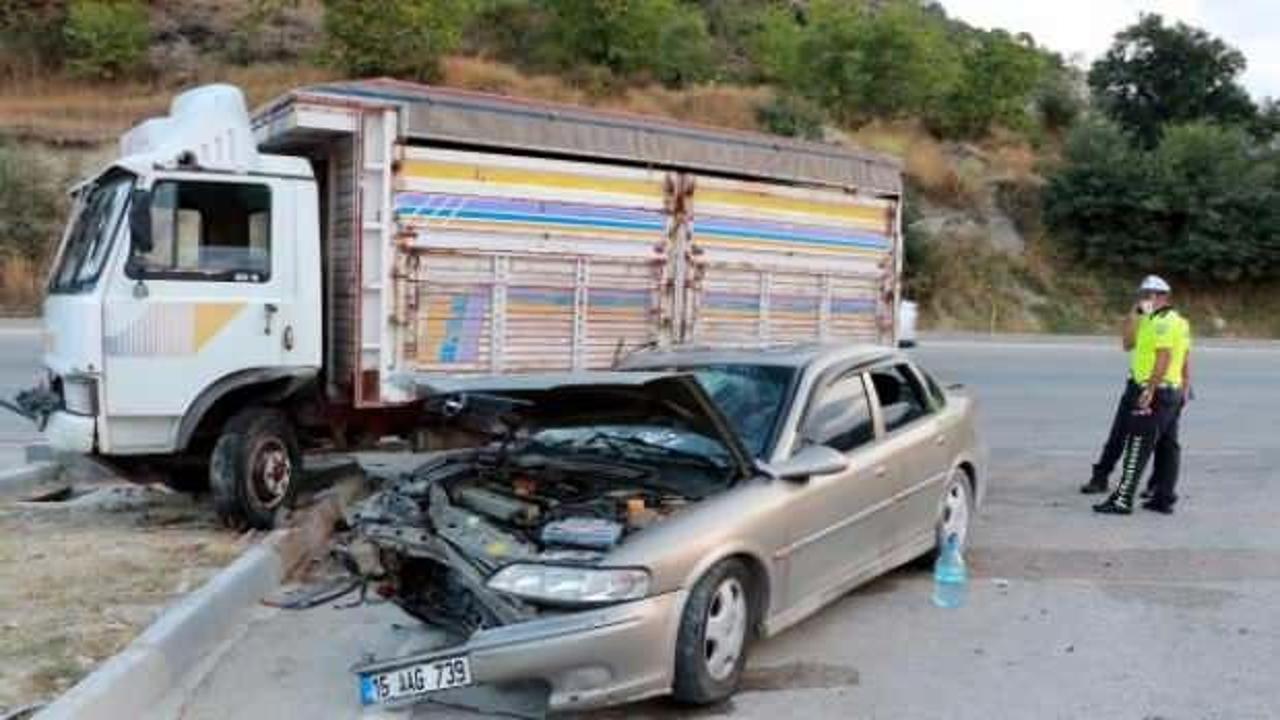 Burdur'da otomobille kamyonet çarpıştı: 5 yaralı