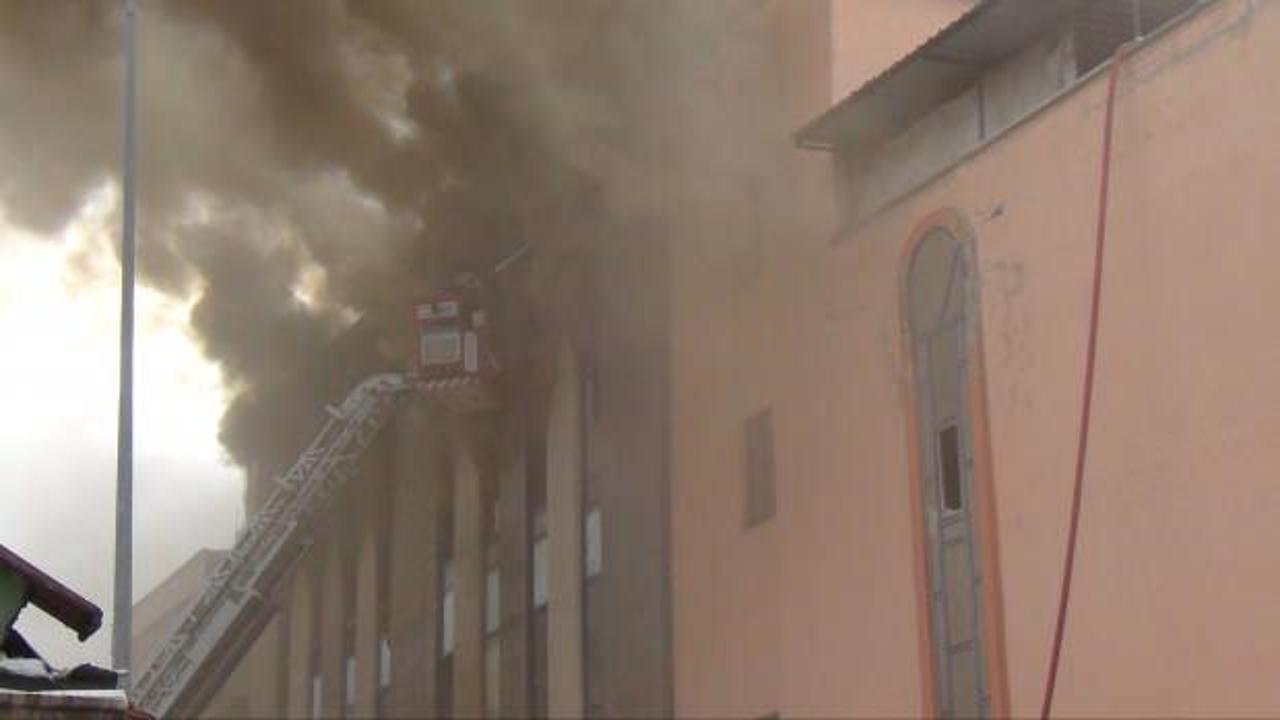 Bursa'da mobilya fabrikasında çıkan yangın 2,5 saatte söndürüldü