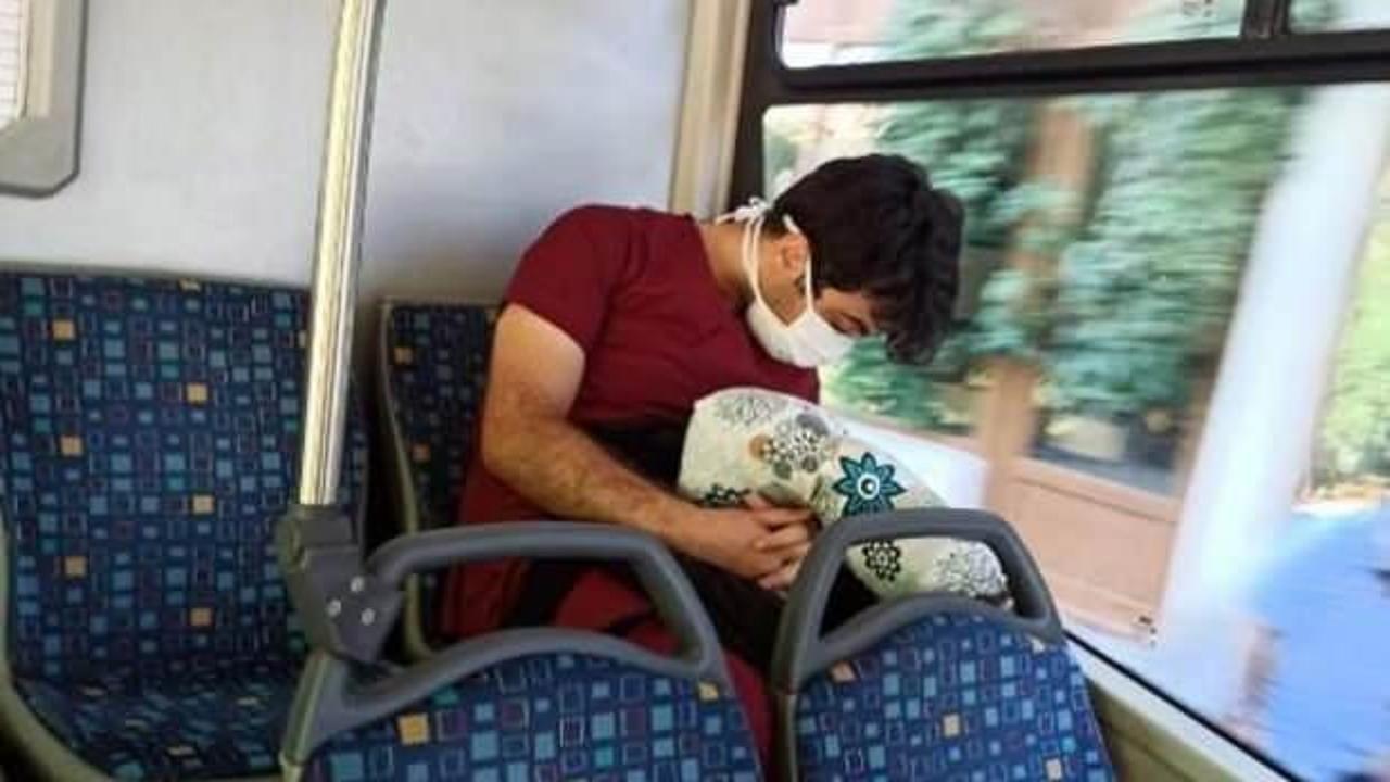 Çalışmaktan yorgun düşen sağlık çalışanı otobüste uyurken görüntülendi