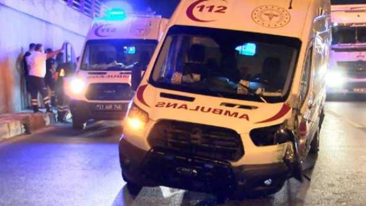 Diyarbakır'da ambulans otomobile çarptı: 3 yaralı