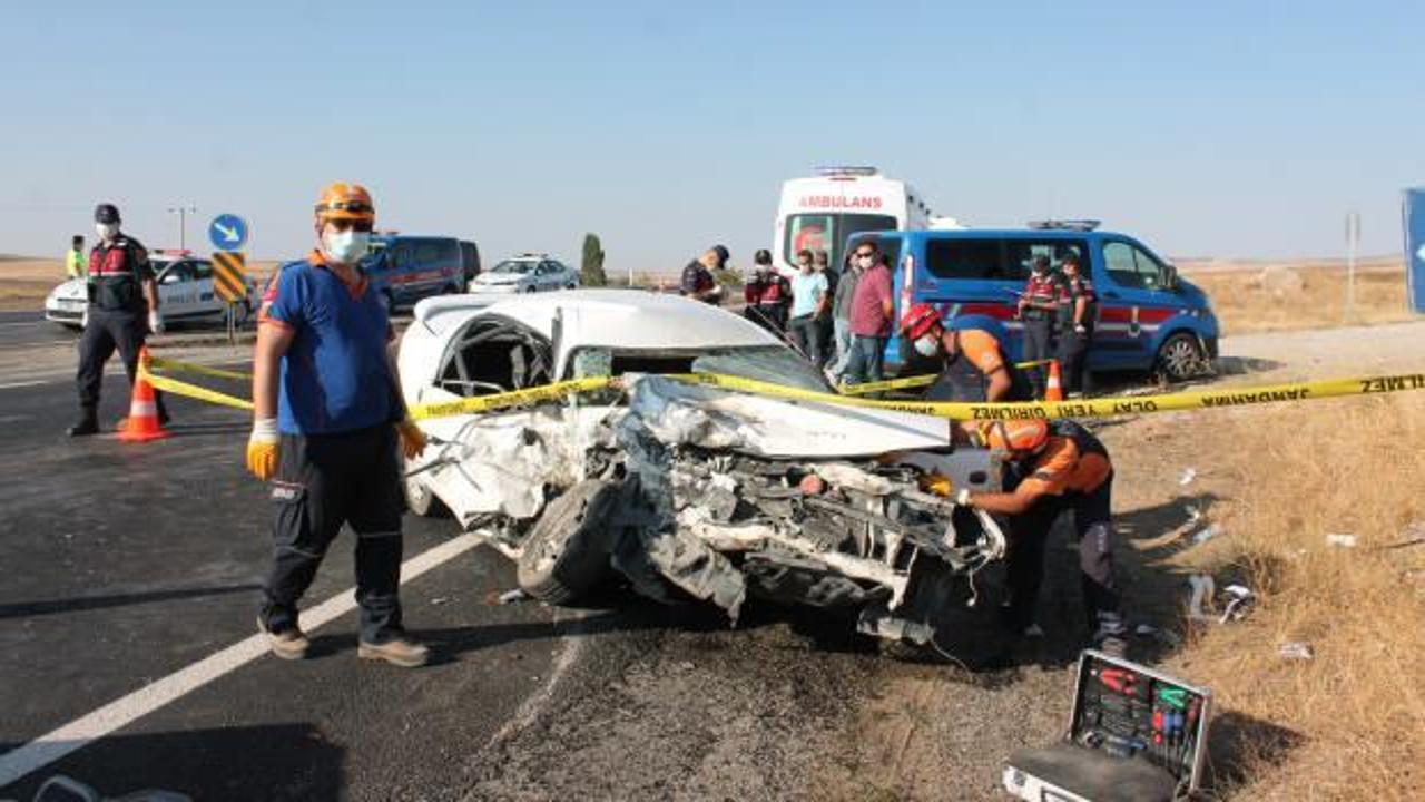 Aksaray'da otomobille minibüs çarpıştı: 1 ölü, 1'i ağır 6 yaralı
