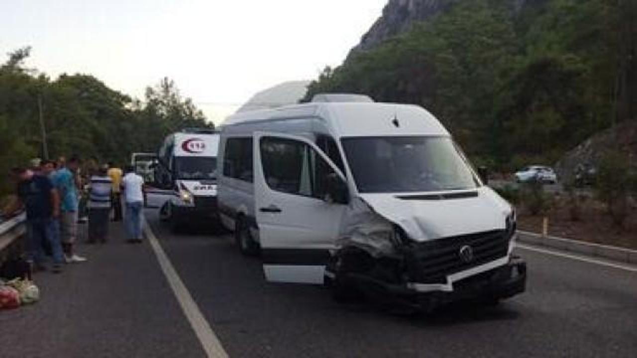 Silivri'de servis minibüsüyle otomobil kafa kafaya çarpıştı: Yaralılar var