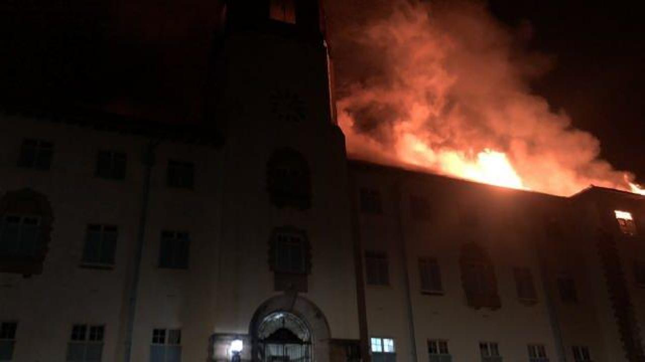 Tarihi Makerere &Uuml;niversitesi alevlere teslim oldu
