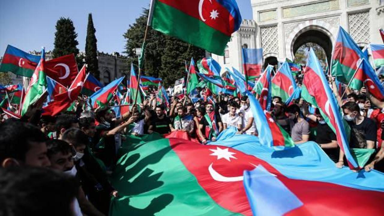 Azerbaycan bayrağını alan Beyazıt'a koştu!
