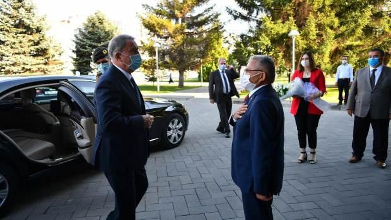 Bakan Akar Kayseri Büyükşehir Belediyesi'ni ziyaret etti