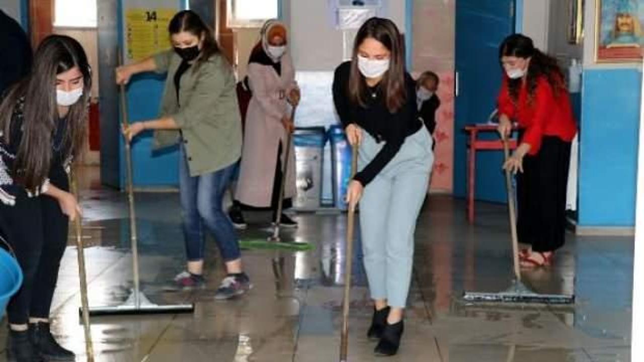 Fedakar öğretmenler, öğrencileri için okulu temizliyor