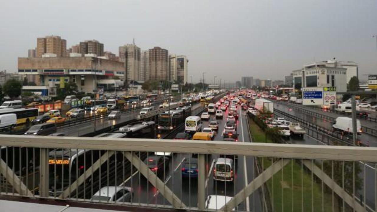 İstanbul'da cuma trafiği yoğunluğu yüzde 80'e ulaştı
