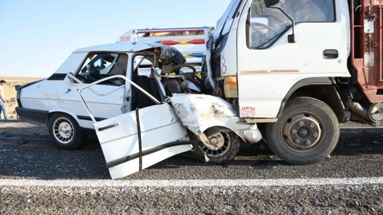 Şanlıurfa'da otomobille kamyonet çarpıştı: 3 ölü 1 yaralı