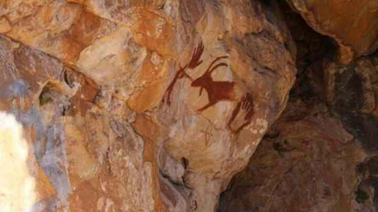 Tarihi mağara defineciler tarafından tahrip edildi